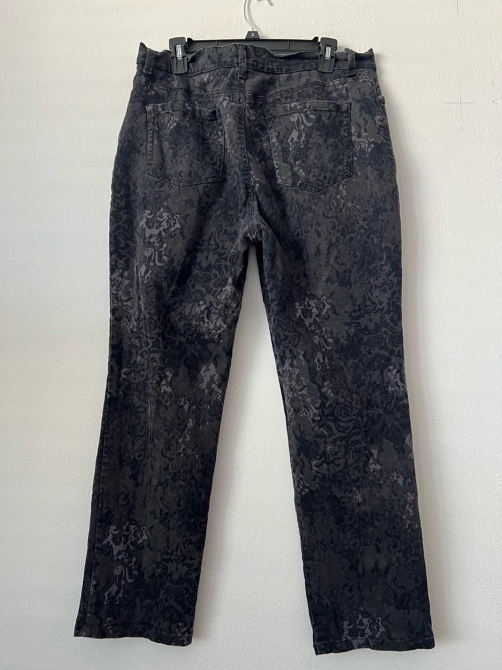 Gloria Vanderbilt Black Jacquard Amanda Straight-Leg Jeans - Picture 4 of 7